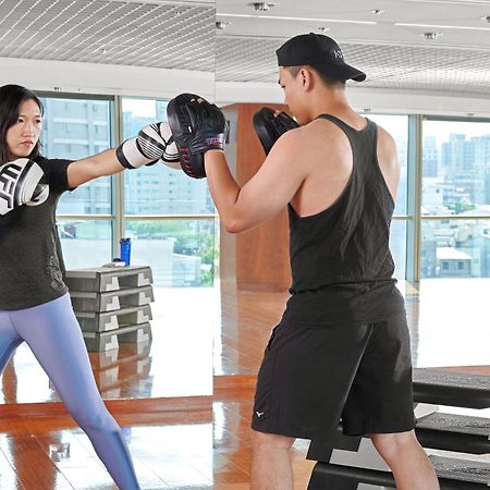 فندق ويندسور تايتشونغ المظهر الخارجي الصورة A woman and a man training in a gym