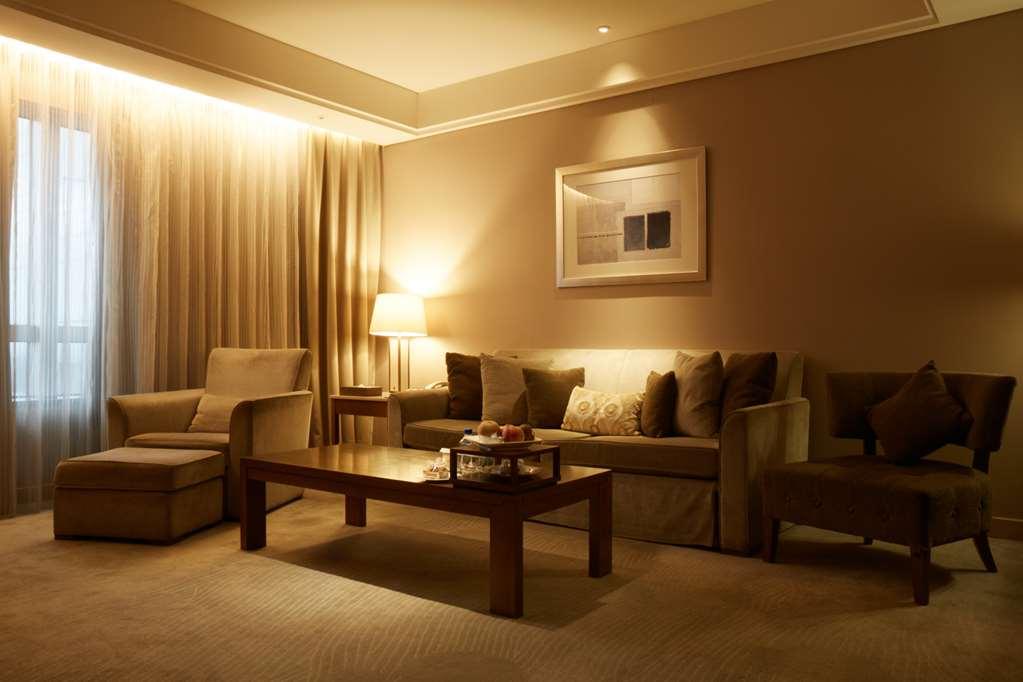فندق ويندسور تايتشونغ الغرفة الصورة A living room with indirect lighting
