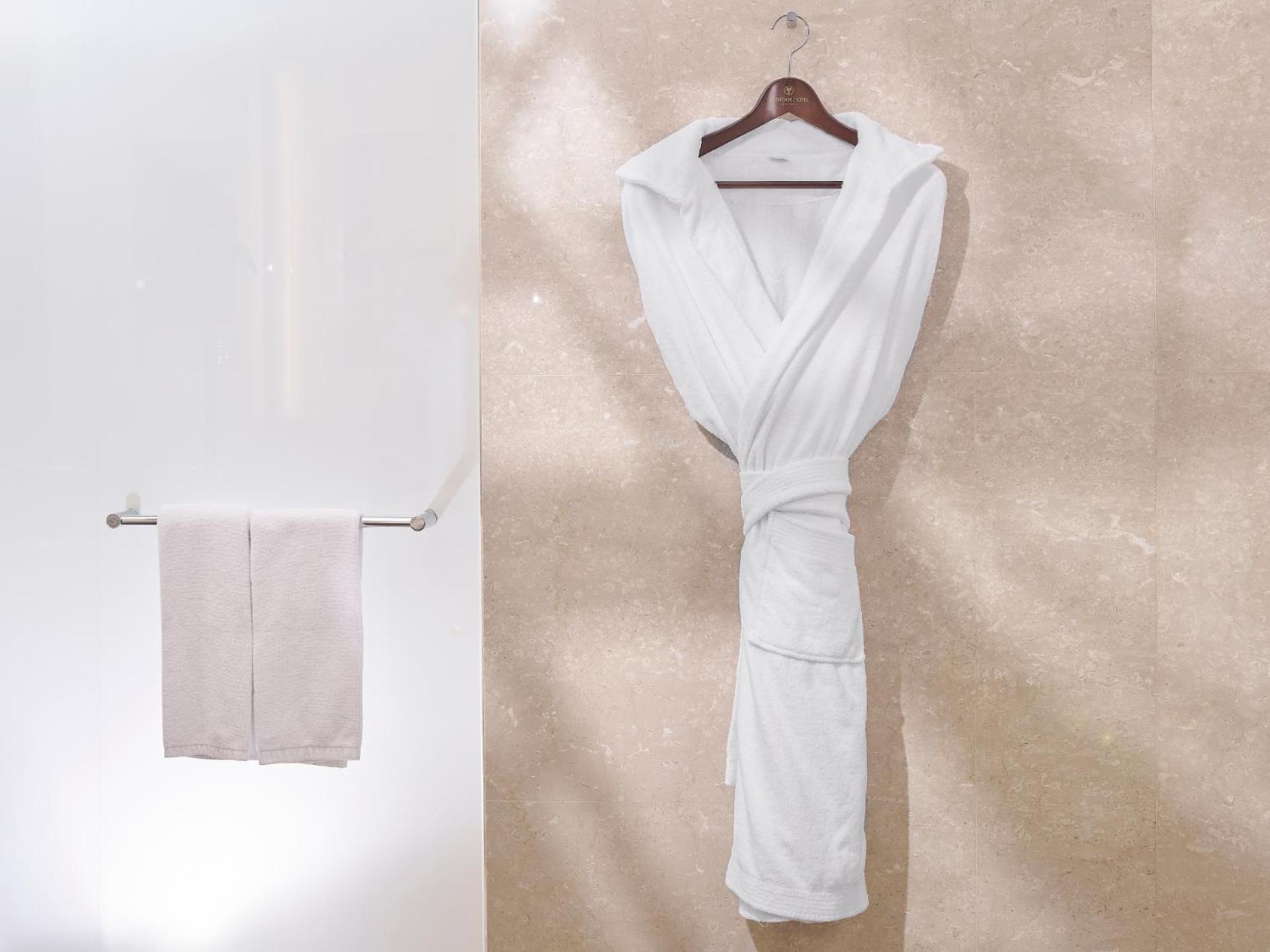 فندق ويندسور تايتشونغ المظهر الخارجي الصورة A bathrobe