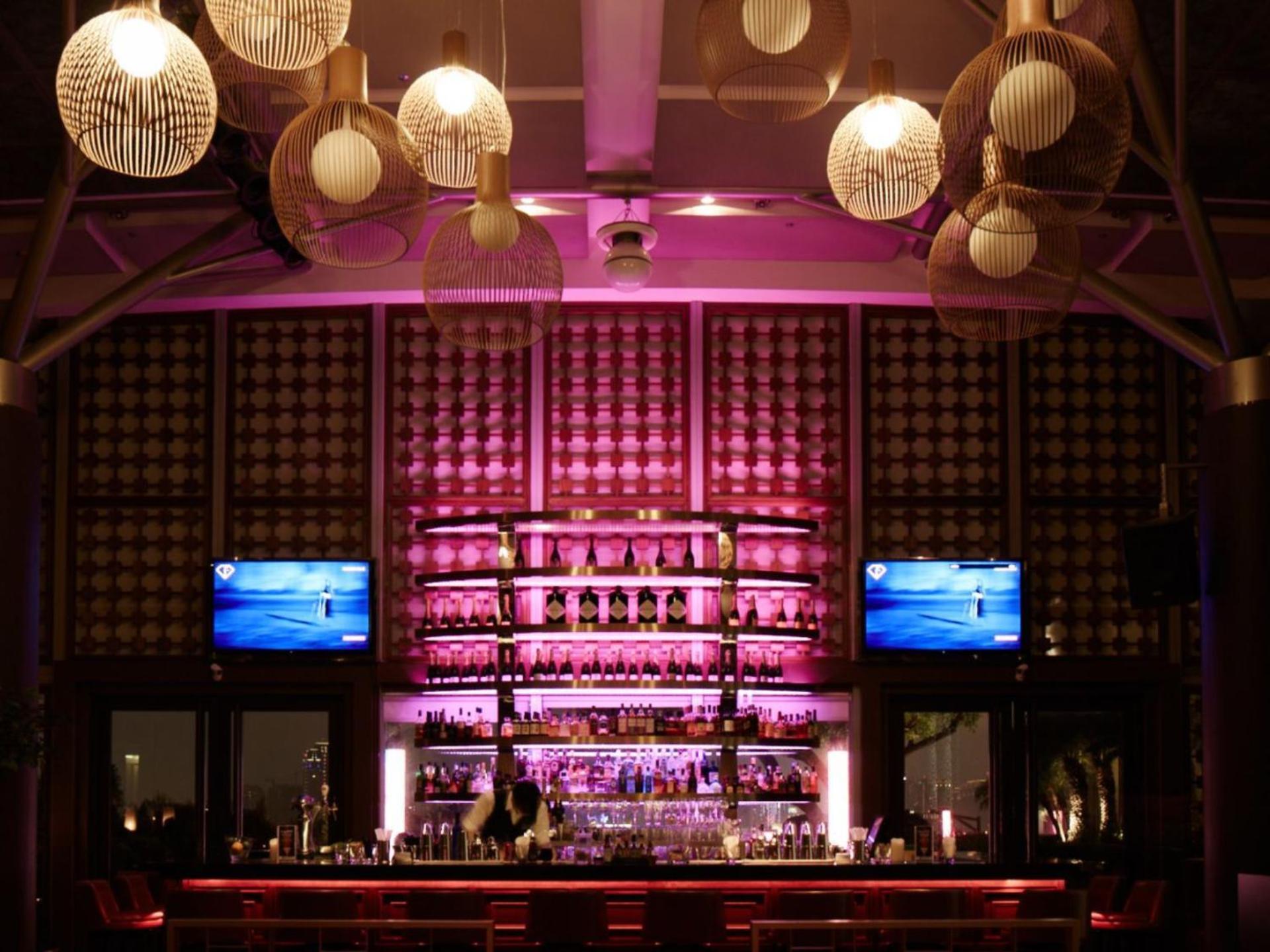 فندق ويندسور تايتشونغ المظهر الخارجي الصورة The bar at the nightclub