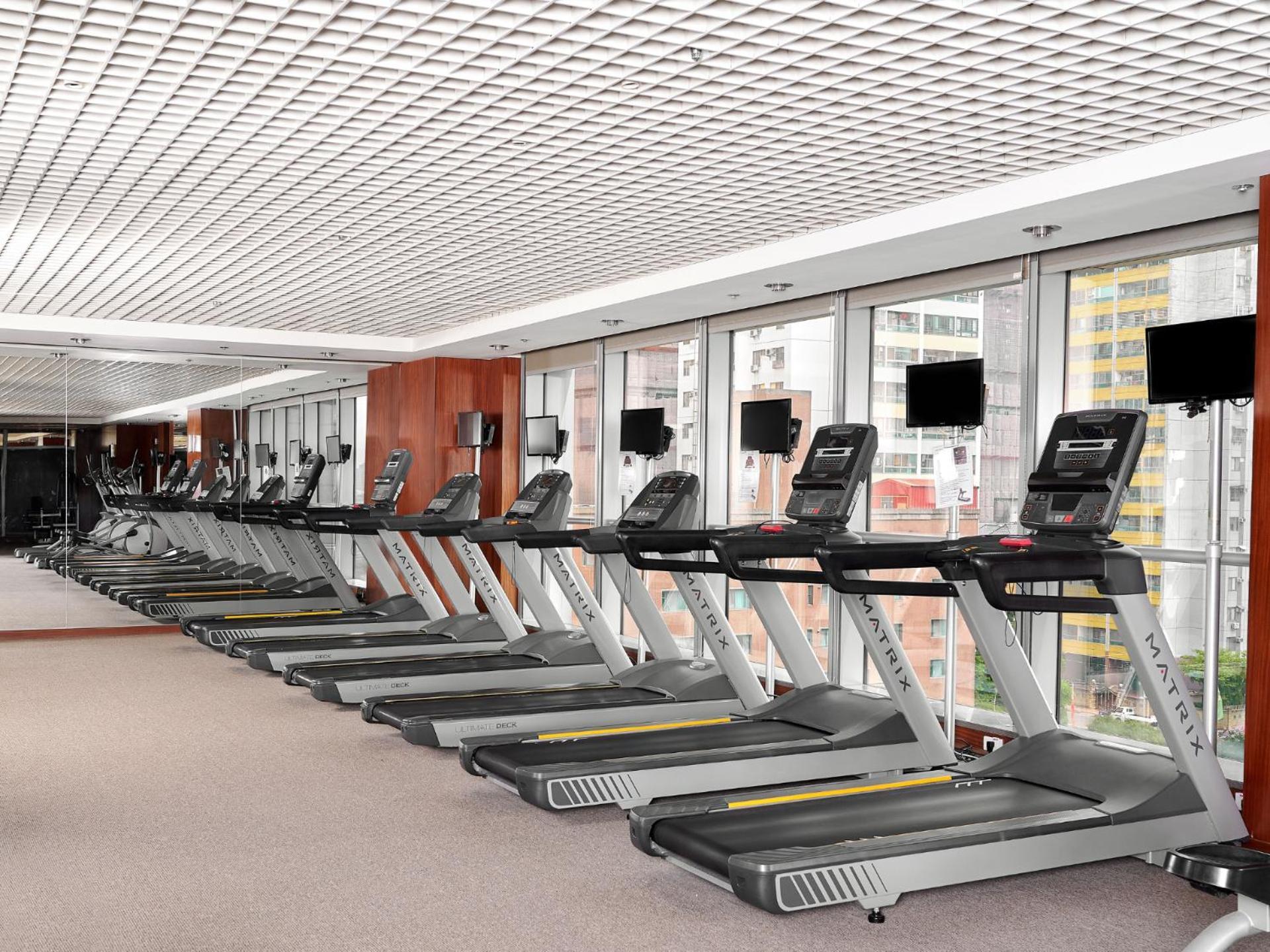 فندق ويندسور تايتشونغ المظهر الخارجي الصورة A row of treadmills