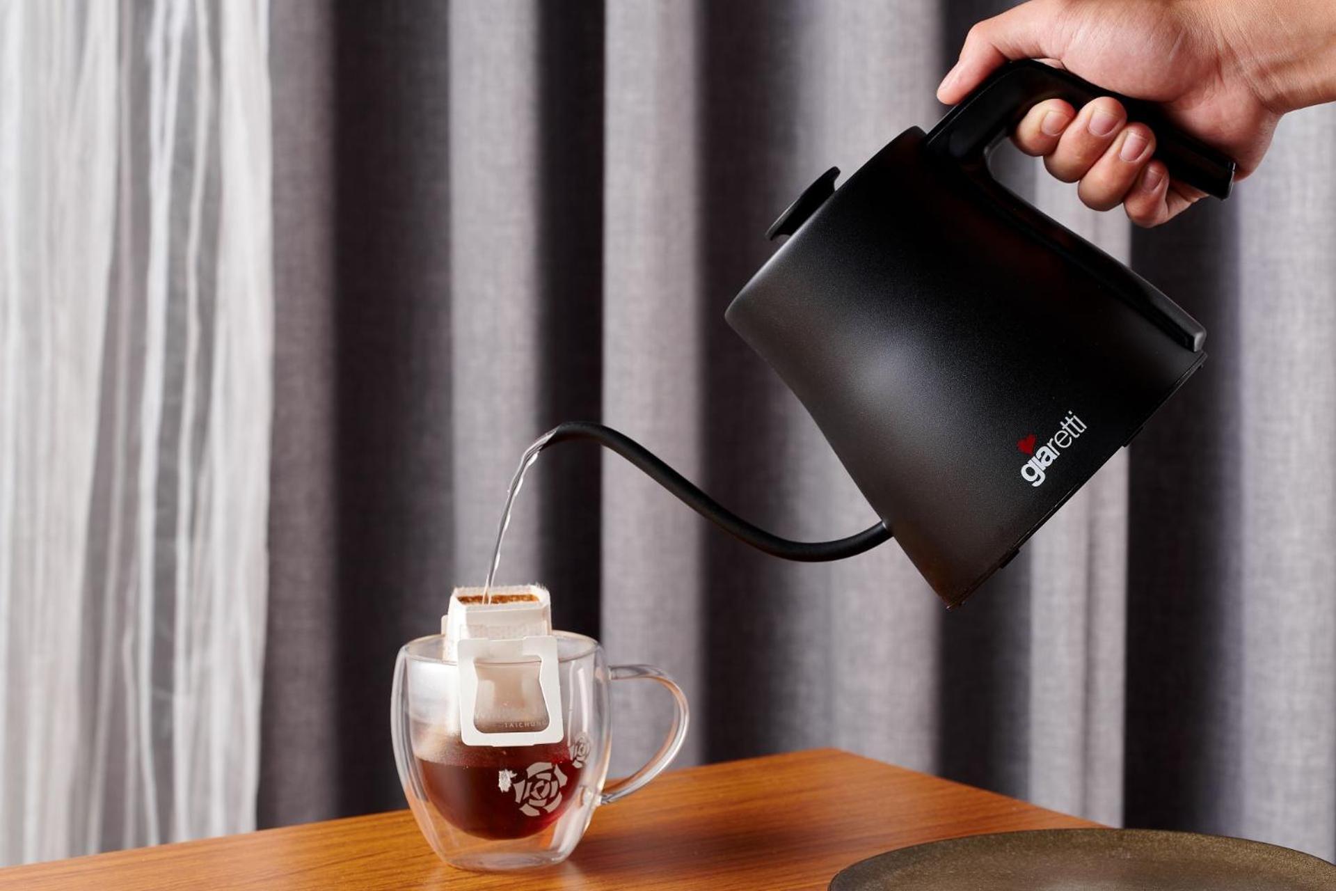 فندق ويندسور تايتشونغ المظهر الخارجي الصورة A kettle in use