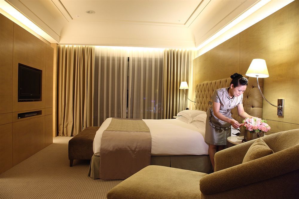 فندق ويندسور تايتشونغ المظهر الخارجي الصورة A hotel maid making a bed