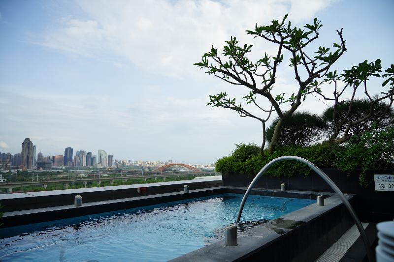 فندق ويندسور تايتشونغ المظهر الخارجي الصورة The pool at the top of the hotel